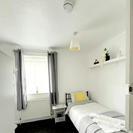 סאטון Cosy Room Stay 5 מראה חיצוני תמונה